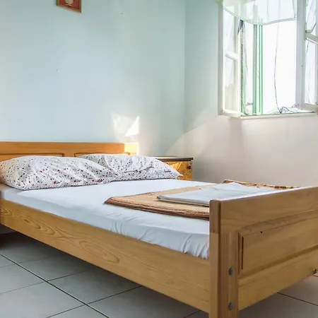 Holiday home Beautiful Holiday In Zizanj With Garden Tkon