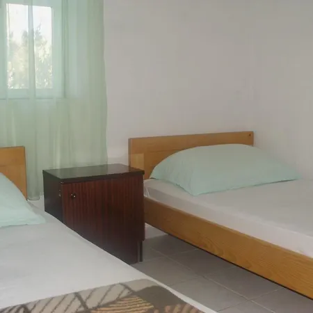 Beautiful Holiday In Zizanj With Garden Tkon