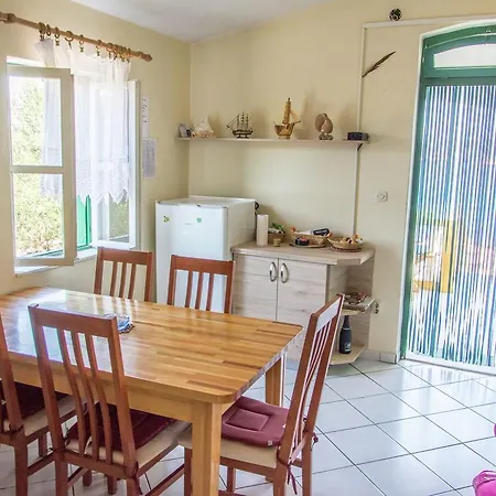 Vikendica Beautiful Holiday In Zizanj With Garden Tkon